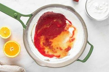 Ingredienti della cagliata di agrumi alla fragola in padella