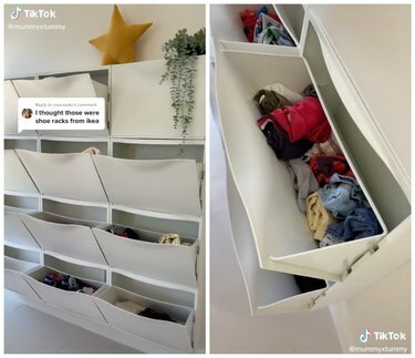 Un'immagine a due riquadri che mostra i vestiti riposti all'interno di una scarpiera IKEA Trones bianca.