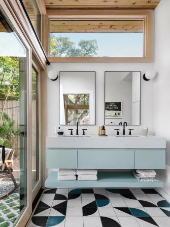 minimalistisch met kleur in witte badkamer met blauwe ijdelheid