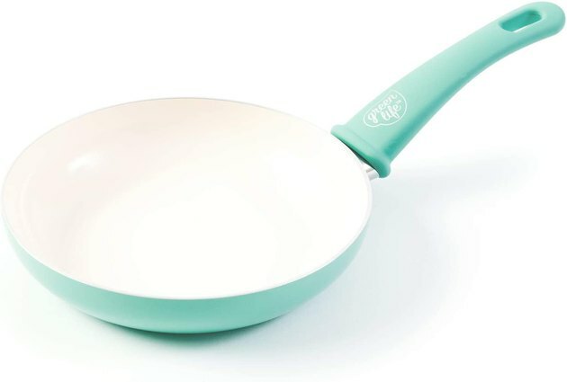 Frigideira de cerâmica verde menta com revestimento antiaderente branco