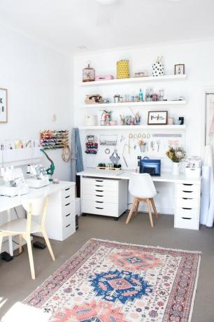 home office branco com muito espaço de armazenamento com ideias de armazenamento de home office