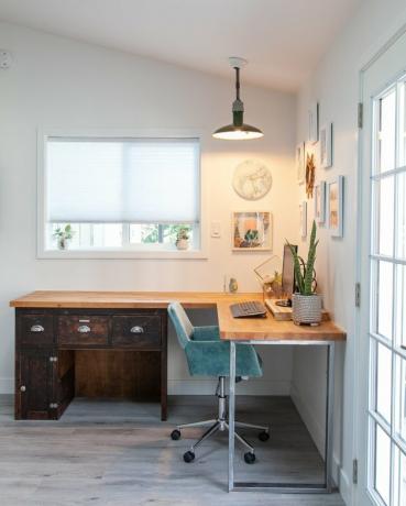 Escritório garagem com mesa de canto e luz pendente