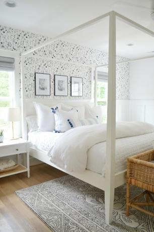 papel de parede com impressão de conchas no quarto costeiro com cama de dossel