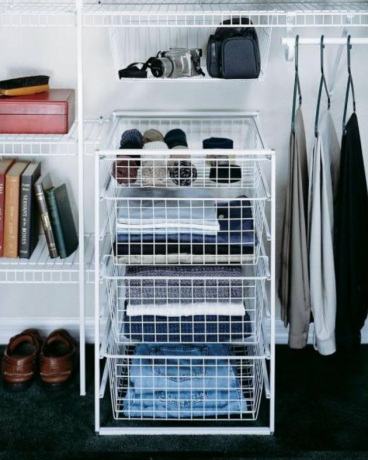 Organizador de armário com gaveta de fio branco, roupas, sapatos.