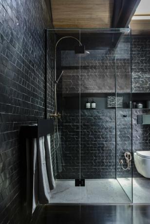 chuveiro em azulejo preto contemporâneo com portas de vidro