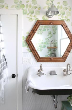 azulejo branco centavo redondo ideia de backsplash para banheiro