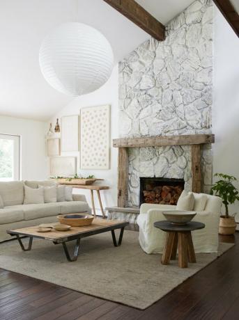 ideia de quarto familiar de casa de fazenda branca com lanterna de papel e lareira