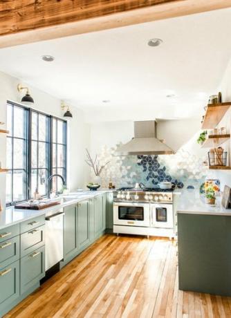 moderne grønt u-formet kjøkken med geometrisk backsplash