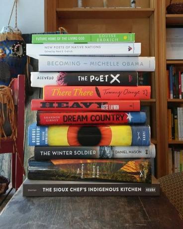 pilha de livros na Birchbark Books & Native Arts