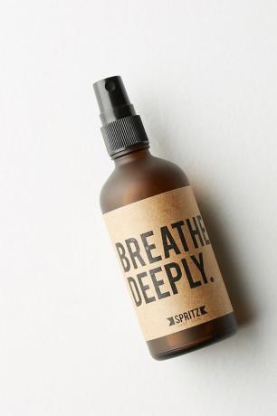 etherische oliespray met label met de tekst "haal diep adem"