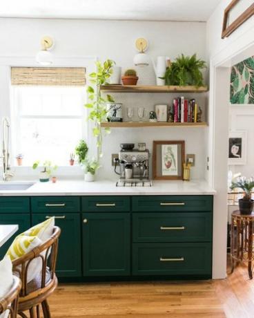 पीतल और सफेद दीवार सफेद और हरे बोहो रसोई घर में