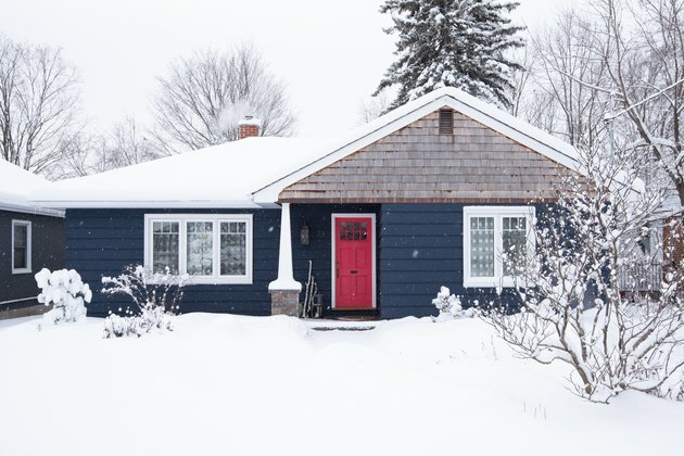 rode traditionele voordeuren op blauwe ranch stijl huis