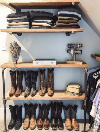 Idéias personalizadas para armários industriais com prateleiras de madeira e botas de cowboy