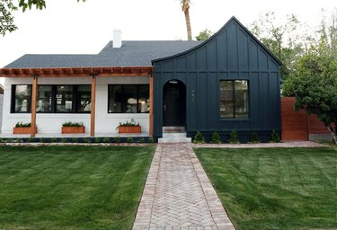 Casa inspirada en tudor blanco verde oscuro