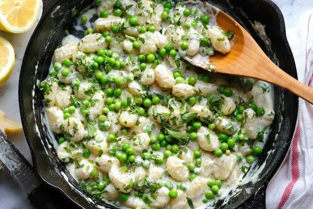 Alkanas Hutch Gnocchi su žirneliais ir citrinų kremo padažu