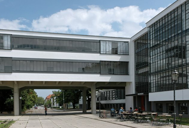 Arquitetura Bauhaus com grandes janelas e pátio