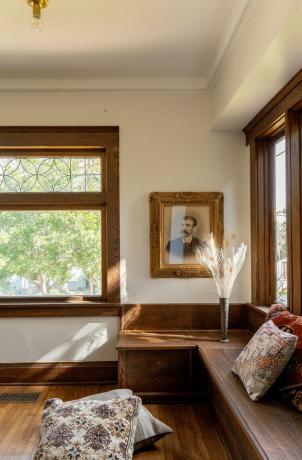 الداخلية للفنون والحرف اليدوية مع النوافذ والأرضيات الخشبية والمقاعد الخشبية
