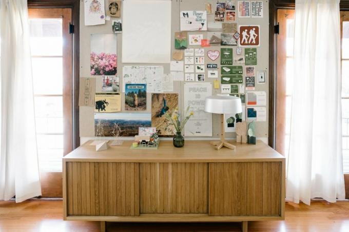 The Lodge Credenza en inspiratiebord in het kantoor van Scout Regalia