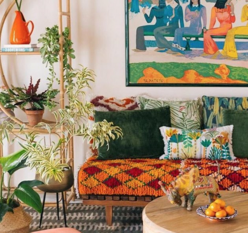 cores secundárias laranja e verde na sala de estar com estampa