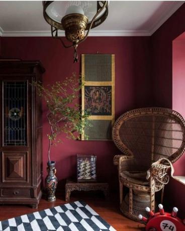 rødbrun rom med tremøbler og mønstret teppe