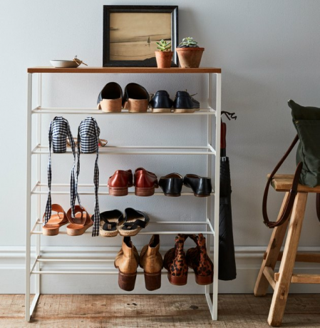 Organizador de armário com sapateira de metal e madeira, sapatos, plantas, foto.