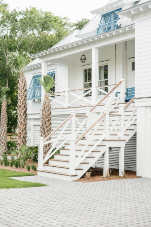 Blauw en wit exterieur strand huis kleuren met oprit en palmbomen