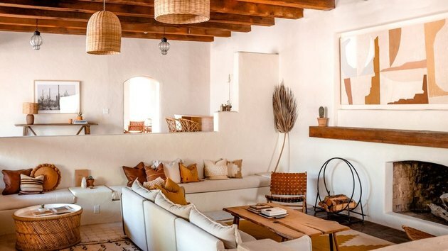maneiras de decorar a sala de estar do outono no deserto com grama seca