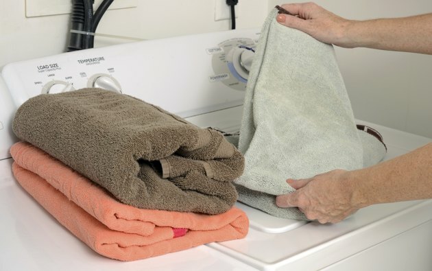 doblar toallas limpias y ropa