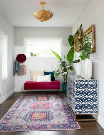 Gold Contemporary Foyer Lighting na entrada por Paisley & Sparrow