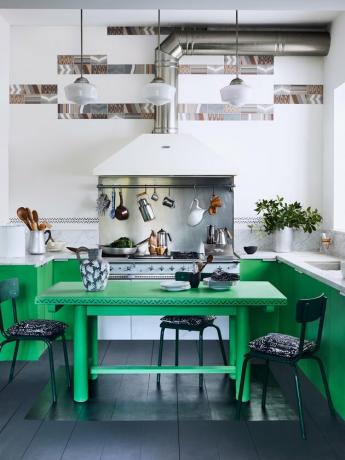 خزائن المطبخ الخضراء وطلاء أرضية المطبخ الأسود
