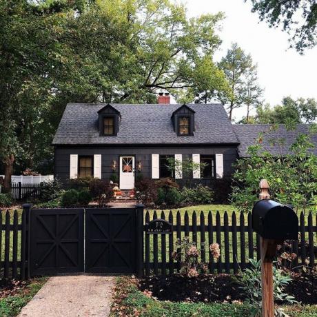 Zwarte boerderij exterieurkleuren getoond op zwarte cottage