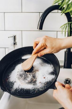 Skrubb skillet med natron og stiv børste