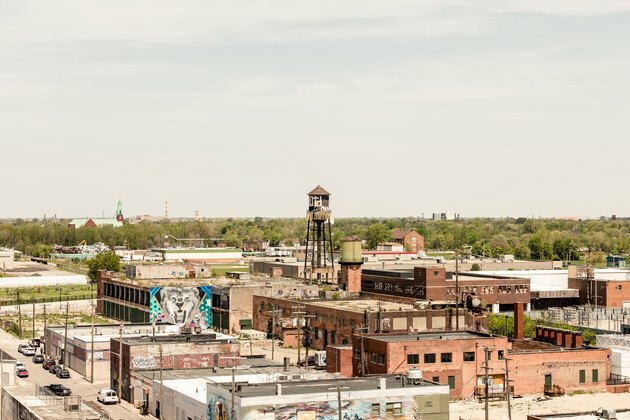 Vista à distância da cidade com edifícios de tijolos industriais e torre de água