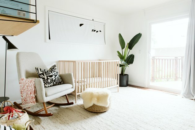 minimalistische verlichting in witte kinderkamer met bananenboom