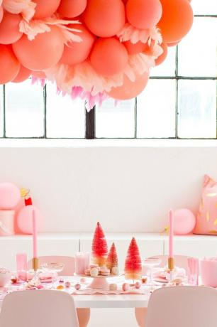 sala de jantar rosa com balões e árvores de pincel para o centro de mesa de Natal