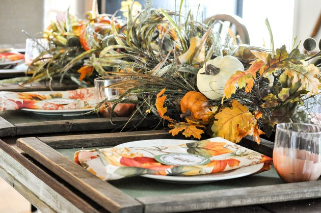 Herfstdecor Thanksgiving-centerpieces op tafel van Clover Lane