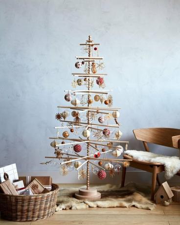 houten deuvel Scandinavische kerstboom gevuld met ornamenten