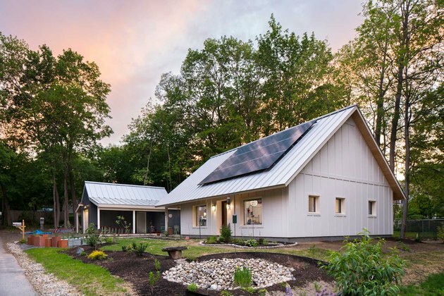 Casa modular branca ecológica com painéis solares