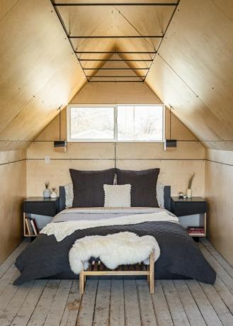 dormitor mic cu panouri de mesteacăn