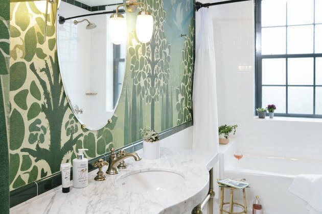 wallpaper hijau di kamar mandi