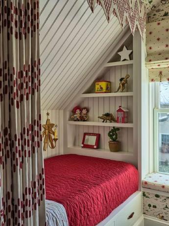 Armazenamento de animais empalhados com cama embutida e prateleiras em um quarto infantil projetado por Cameron Ruppert Interiors