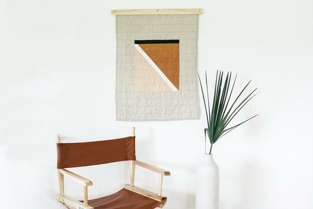 Idea de decoración para el hogar de bricolaje para tu sala de estar transformando una funda de almohada en un tapiz