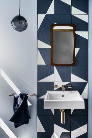 badkamer backsplash idee met geometrisch tegelpatroon en zwevende gootsteen