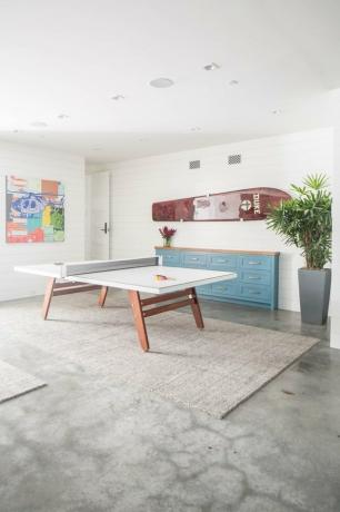 ideias de sala de jogos de garagem neutra com tênis de mesa e arte impressionante