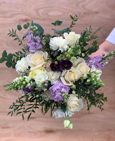 arrangement de fleurs violet et blanc