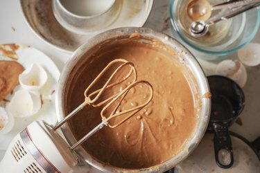 Realizzazione di una torta al cioccolato: uno sguardo divertente dall'alto al disordine creato durante la preparazione di una torta al cioccolato.