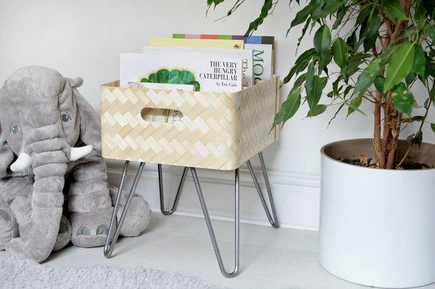 Guia de organização do quarto infantil com cesta de livros DIY com pernas