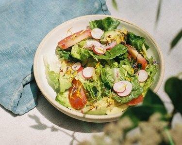 salata s cvjetnim prskanjem