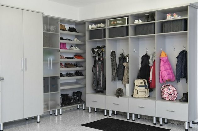 Armazenamento de mudroom de garagem com armários, ganchos, armazenamento de sapatos e idéias de prateleiras de parede de garagem