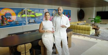 Alicia Keys i Swizz Beatz stoje u blagovaonici/dnevnom boravku